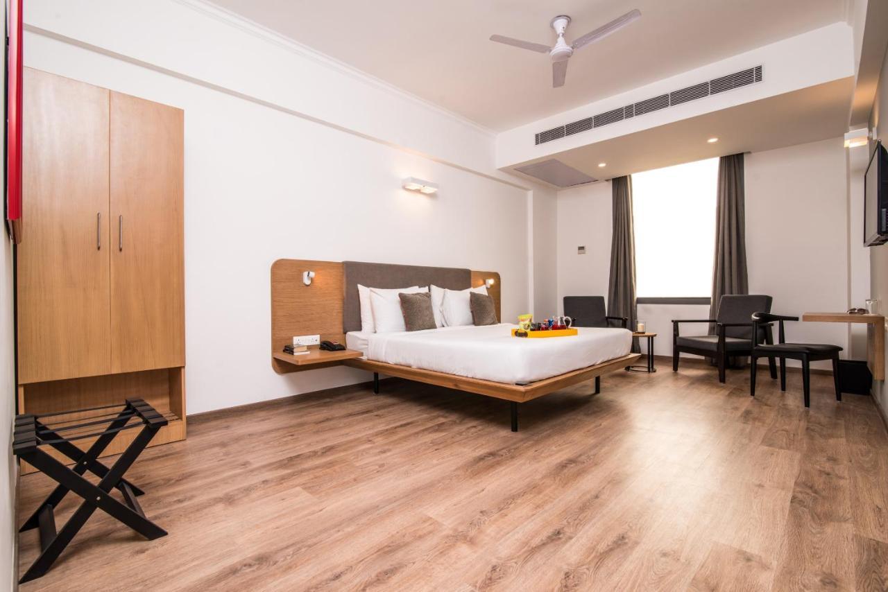 Oyo Townhouse 028 Corporate Suite Нойда Екстер'єр фото