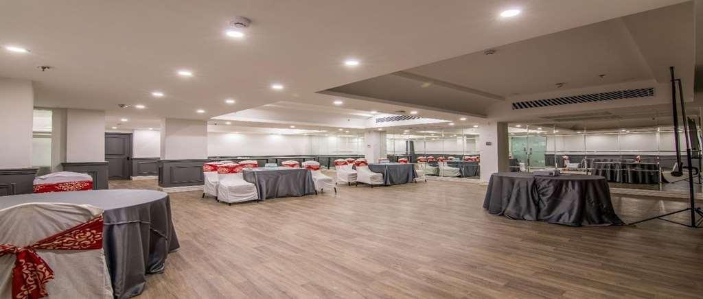 Oyo Townhouse 028 Corporate Suite Нойда Зручності фото