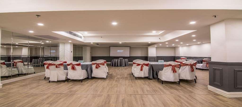 Oyo Townhouse 028 Corporate Suite Нойда Зручності фото